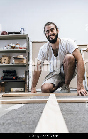 Giovane pittore opere preparando i boschi e la tela per dipingere la fi Foto Stock