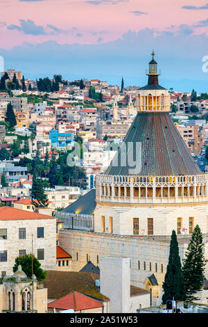 Basilica dell'Annunciazione al tramonto, Nazaret, distretto del Nord, Israele. Foto Stock
