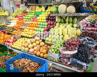 Varietà di pacchetti di frutti colorati per la vendita in Città del Messico sul mercato. Foto Stock
