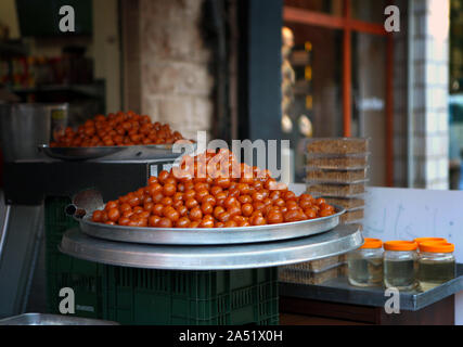 Israele strada del mercato di vendita di pasticceria giallo, dolci. Ampia scelta di Easten innamorate. Gustoso bollito di caramelle. Foto Stock