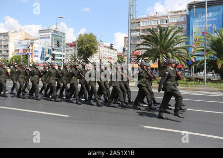 ISTANBUL, Turchia - 30 agosto 2019: soldati marzo durante il 97º anniversario del 30 agosto Bagno turco la Giornata della Vittoria sfilata il Vatan Avenue Foto Stock