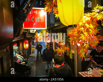 Tradizionale mercato giapponese hall nel quartiere di Shinjuku. Foto Stock