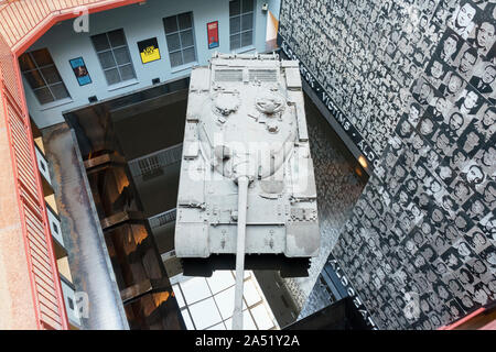 Budapest, Ungheria - 15 OTT 2019: un T-54 serbatoio esposta nel Museo della Casa del Terrore Museum, Budapest , Ungheria Foto Stock