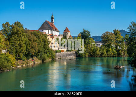 Die alte Pfarrkirche St. Stephan am Lech a Füssen im Allgäu, Bayern, Deutschland | chiesa Santo Stefano e il fiume Lech a Füssen, Allgaeu, Bavari Foto Stock