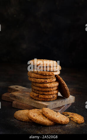 In casa i fiocchi d'avena cookies close up su sfondo scuro Foto Stock
