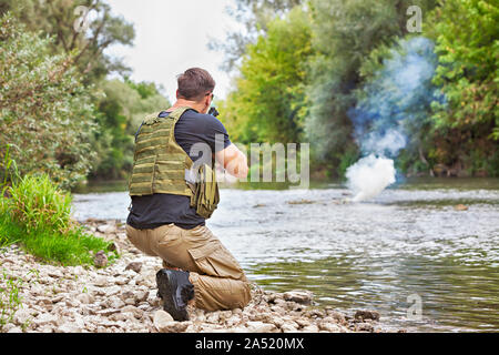 Piena esperienza militare - un giorno commando - in azione dell'acqua con un fucile Kalashnikov AK-47 replica Foto Stock
