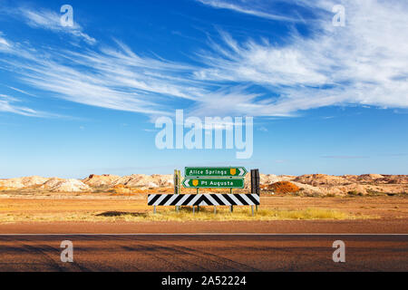 Cartello stradale sul telecomando outback road Stuart Highway il collegamento Pt Augusta, Sud Australia con Alice Springs, Territorio del Nord, l'Australia Foto Stock