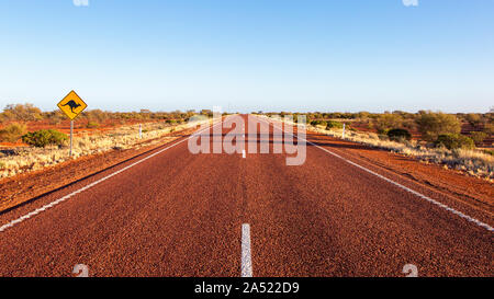 Kangaroo cartello stradale sul telecomando outback road Stuart Highway porta di collegamento Augusta, Sud Australia con Alice Springs, Territorio del Nord, l'Australia Foto Stock