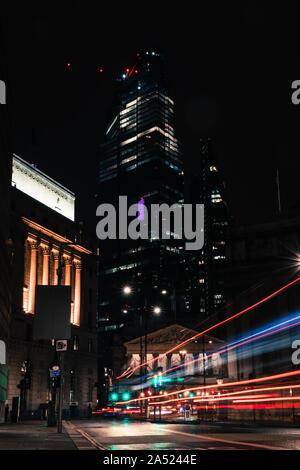 Traffico di Londra di notte con uffici commerciali, edifici alti e grattacieli 1/2 Foto Stock