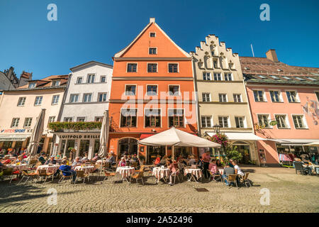 Cafe in der Altstadt von Füssen im Allgäu, Bayern, Deutschland | cafe nella città vecchia, Fuessen, Allgaeu, Baviera, Germania Foto Stock