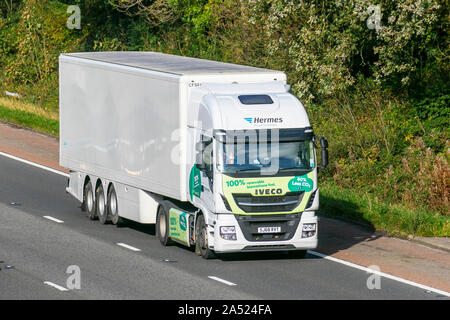 Hermes 100% fonti di combustibile biometano 80% in meno di emissioni di CO2; autostrada pesante di merci alla rinfusa camion di consegna trasporti, autocarro, trasporto, carrello, speciali cargo, veicolo Iveco, consegna, trasporti, industria, merci sulla M6 a Lancaster, Foto Stock