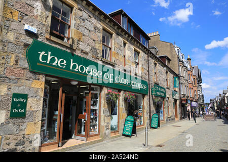 La High Street nella città di Fort William, gateway a Ben Nevis, nel Western Highlands scozzesi, REGNO UNITO Foto Stock