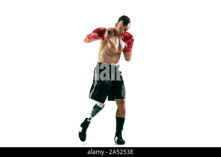 A piena lunghezza Ritratto di sportivo muscolare con gamba protesico, copia dello spazio. Boxer maschio in rosso i guanti. Colpo isolato su bianco di sfondo per studio. Foto Stock