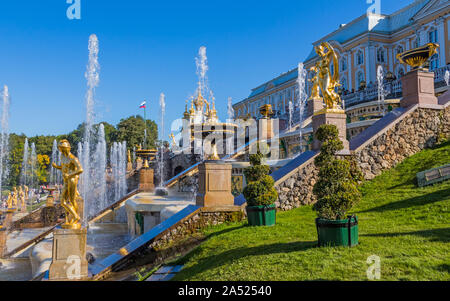 San Pietroburgo, Russia- Agosto 29, 2019: Peterhof, San Pietroburgo, King's Palace e il grand-fontana. La Russia Foto Stock