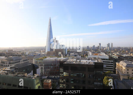 La Shard, guardando a sud, nella mattina autunnale sunshine, a Londra, Regno Unito Foto Stock