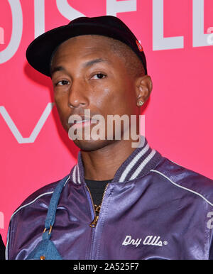 Tokyo, Giappone. Xvii oct, 2019. Pharrell Williams pone per i fotografi durante un photocall del 'Chanel Mademoiselle prenotazione Tokyo' a Tokyo in Giappone il 17 ottobre 2019. Foto di Keizo Mori/UPI Credito: UPI/Alamy Live News Foto Stock