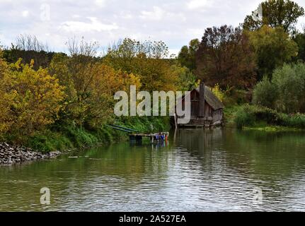 In legno tradizionali cottage di fisher dal Danubio nel Parco Nazionale Lobau - Donauauen, Austria. Prese su un nuvoloso giorno d'autunno. Foto Stock