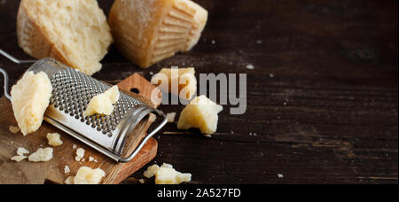 Di età compresa tra il parmigiano reggiano su un tavolo di legno vicino fino Foto Stock