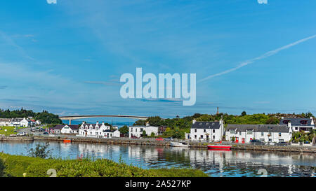 Vista del villaggio di Kyleakin sull'Isola di Skye in Scozia Foto Stock