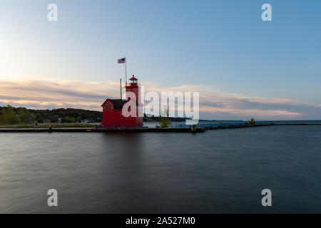 Grande faro rosso come il sole sorge su una bella mattina di autunno. Holland, Michigan, Stati Uniti d'America Foto Stock