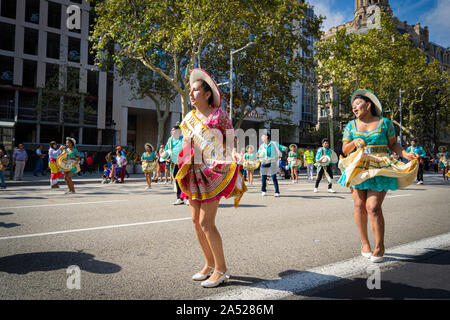 Barcellona, Spagna. 12 Ocober 2019: boliviano ballerini Salay durante il Dia de la Hispanidad in Barcellona. Foto Stock