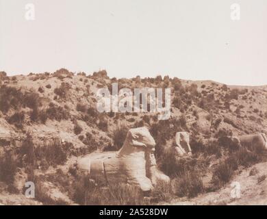 Sfingi con una testa umana e con una testa di ariete al punto Y. Karnak (TEBE), 1851-1852. La monumentale Sfinge a Giza, che presenta la testa di un uomo e il corpo di un leone, è uno dei più famosi simboli di antico Egitto. Il paese contiene altri, humbler versioni di questa mitica creatura. Quella qui con la testa di una ram è solo nove piedi lunghi e tenuto una statua di un uomo tra le sue zampe. Foto Stock