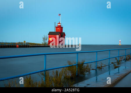 Grande faro rosso come il sole sorge su una bella mattina di autunno. Holland, Michigan, Stati Uniti d'America Foto Stock