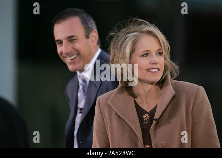 Matt Lauer e Katie Couric su NBC's "oggi" presso il Rockefeller Center il 14 aprile 2005 a New York City. Foto Stock