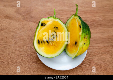 Anguria gialla su una piastra Foto Stock