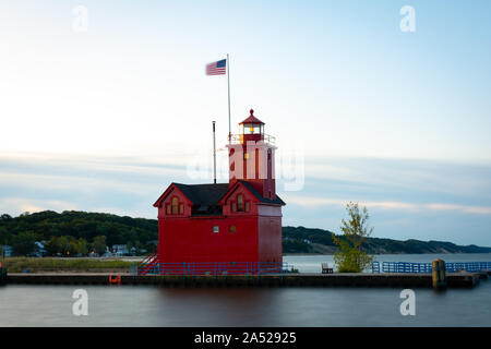 Grande faro rosso come il sole sorge su una bella mattina di autunno. Holland, Michigan, Stati Uniti d'America Foto Stock