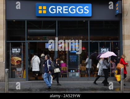 Greggs bakery shop facciata esteriore in Glasgow, Scotland, Regno Unito Foto Stock