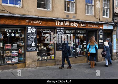 Il Whisky Trail shop offre popolare & difficili da trovare il whisky scozzese marche, birra, vino e bicchieri sul Royal Mile di Edimburgo, Scozia, Regno Unito. Foto Stock