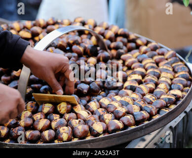 Castagne arrostite per la vendita su stand per la strada Foto Stock