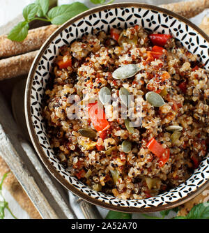 Tricolore di Quinoa e stufato di verdure in una ciotola vista superiore Foto Stock