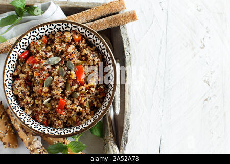 Tricolore di Quinoa e stufato di verdure in una ciotola vista superiore Foto Stock