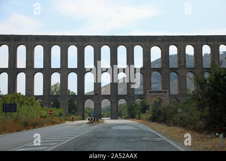 Antico Acquedotto chiamato Carolino vicino a Caserta città nel Sud Italia Foto Stock