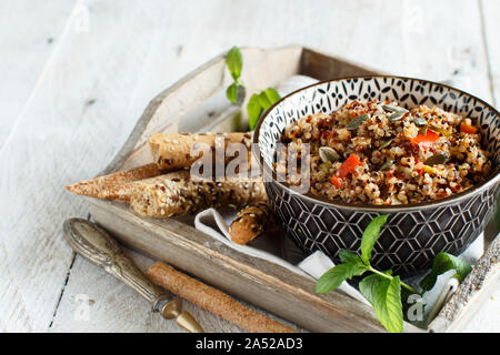 Tricolore di Quinoa e stufato di verdure in una ciotola vista superiore Foto Stock