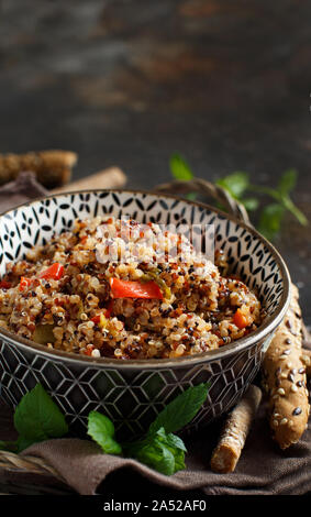 Tricolore di Quinoa e stufato di verdure in una ciotola close up Foto Stock