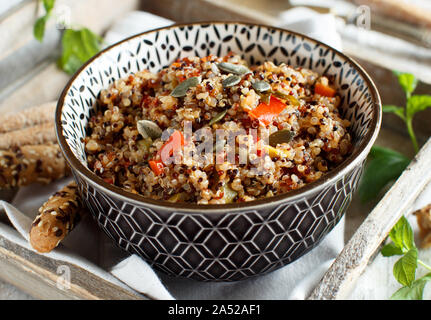 Tricolore di Quinoa e stufato di verdure in una ciotola vista superiore Foto Stock