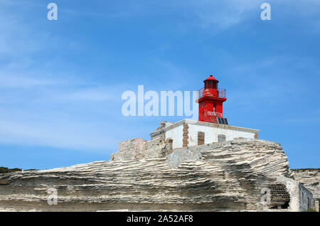 Piccolo faro rosso vicino alla città di Bonifacio in Corsica in Francia Foto Stock