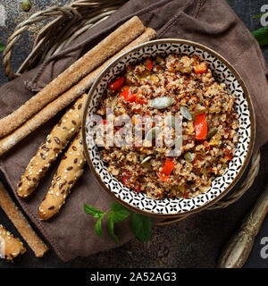 Tricolore di Quinoa e stufato di verdure in una ciotola vista superiore Foto Stock