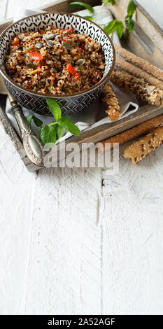 Tricolore di Quinoa e stufato di verdure in una ciotola close up Foto Stock