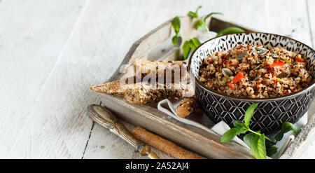 Tricolore di Quinoa e stufato di verdure in una ciotola vista superiore Foto Stock