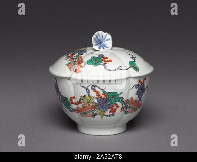 Zuccheriera, c. 1730. I pezzi che compongono questo singolo set da tè sono interamente tipico di Chantilly soft-incolla porcellane in stile Kakiemon. Sia la forma e la decorazione di questi pezzi sono stati ispirati dai prototipi giapponesi. L'uso di manopole in forma di tromba a forma di fiore è caratteristica di Chantilly mercanzia. Foto Stock