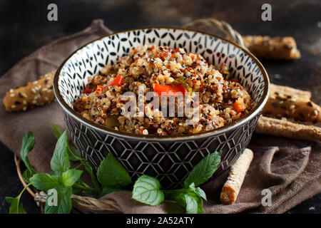 Tricolore di Quinoa e stufato di verdure in una ciotola vista superiore Foto Stock