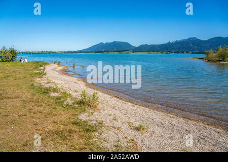 Der Forggensee bei Füssen im Allgäu, Bayern, Deutschland | Il lago Forggensee vicino a Füssen, Allgaeu, Baviera, Germania Foto Stock