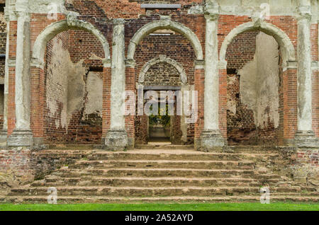 La facciata della casa di Houghton, una rovina del xvii secolo mansion house vicino a Ampthill, Bedfordshire, Regno Unito Foto Stock