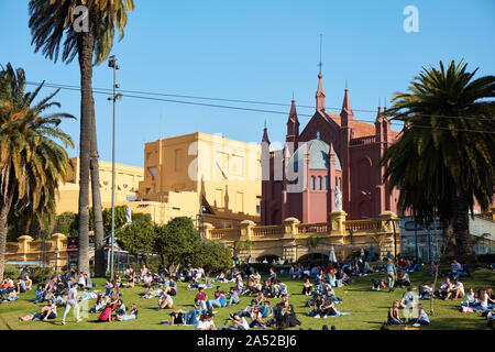 Il 'Buenos Aires Design' shopping center visto dalla 'Plaza Intendente Alvear'. Recoleta, Buenos Aires, Argentina. Foto Stock