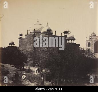 Taj Mahal, vista posteriore del Rest-House, con la figura, c. 1858-1862. Sebbene il dott. John Murray ha goduto di un illustre carriera medica come un chirurgo, amministratore e leader nella lotta contro il colera, ora egli è più noto per la sua superba carta fotografie negativo dell'India. Avendo vissuto vicino al Taj Mahal nella città di Agra per venti anni, il Dott. Murray hanno mostrato grande interesse per il monumento, fotografare da numerose prospettive e in condizioni di luce variabili. In questa stampa, ha scelto un elevato punto di vista a comporre un intrigante rendering della Rest-House. La carta è stata negativa cerati bef Foto Stock