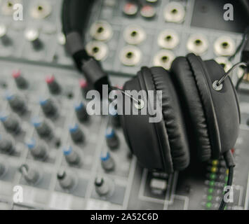 Black Disc Jockey cuffie su un mixer audio Foto Stock